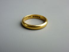 A TWENTY TWO CARAT GOLD WEDDING BAND, 6.5 grms