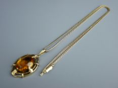 A FIFTEEN CARAT GOLD AMBER QUARTZ OVAL MOUNTED PENDANT, 7.2 grms and a fifteen carat gold fine