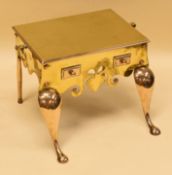 A LATE VICTORIAN BRASS FOOTMAN having protruding cabriole front legs, shaped and pierced frieze