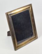 AN ELIZABETH II SILVER EASEL FRAME of plain form, Sheffield 1997, for photo 20 x 14cms