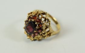A 9CT YELLOW GOLD & GARNET RING, 4.3gms