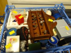 A quantity of thimbles and thimble display furniture