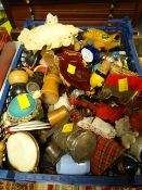 A quantity of treens, souvenirs and small collectables