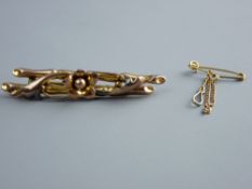 A NINE CARAT GOLD BAR BROOCH with safety chain, 2.5 grms gross, stamped