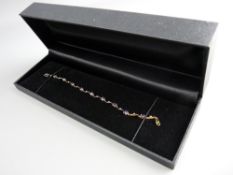 AN EIGHTEEN CARAT GOLD TANZANITE & DIAMOND BRACELET, 7 grms