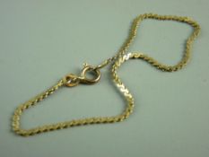A NINE CARAT GOLD FLAT CURB CHAIN BRACELET, 1.9 grms