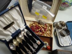 A parcel of mixed items of jewellery, two silver napkin rings, Rolls Razor