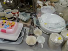 A parcel of modern kitchen ware including serving bowls, casserole dishes, modern T G Green