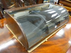 A CIRCA 1900 MAHOGANY COUNTERTOP DISPLAY CASE having convex glass, rear drop down access and