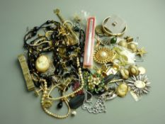 A LARGE PARCEL OF MIXED DRESS JEWELLERY