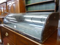 A CIRCA 1900 MAHOGANY COUNTERTOP DISPLAY CASE having convex glass, rear drop down access, 20.5 cms