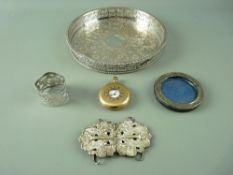 A TWO PIECE HORN OF PLENTY DECORATED SILVER BUCKLE, 2 troy ozs, a small circular silver easel