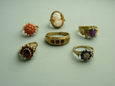 SIX NINE CARAT GOLD DRESS RINGS, 21 grms