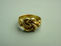 A GOLD KNOT RING, 7.3 grms