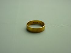 A WIDE TWENTY TWO CARAT GOLD WEDDING BAND, 2.5 grms