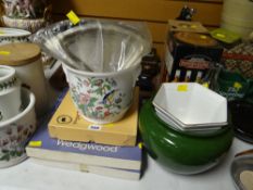 Two boxed Wedgwood plates, an Aynsley Pembroke jardiniere etc