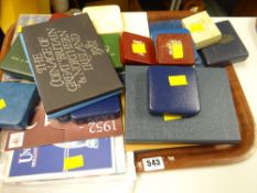 A quantity of mixed commemorative coins & coinage sets in folders & cases