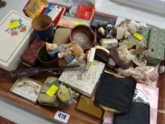 A tray of mixed collectables including compacts etc