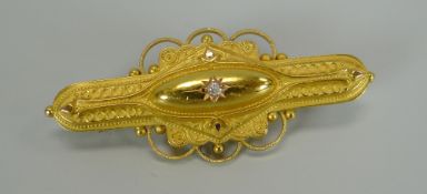 AN ANTIQUE 15CT YELLOW GOLD BAR BROOCH with small centre diamond, 4gms