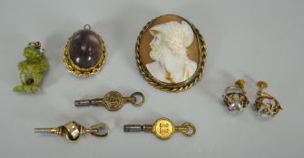 A CAMEO BROOCH, A CARVED GREEN-STONE FROG PENDANT CHARM, A VICTORIAN YELLOW GOLD FRAMED LOCK OF HAIR