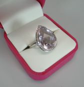 A MODERN 18CT WHITE GOLD ROSE COLOURED GEMSTONE RING