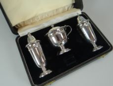 A CASED SILVER THREE PIECE CRUET SET, Sheffield 1951, 4ozs