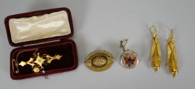 A PARCEL OF ANTIQUE JEWELLERY comprising 15ct bar brooch, locket, pair of yellow metal earrings