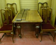 AN EXCELLENT QUALITY LATE EDWARDIAN OAK & CROSSBANDED OBLONG WIND-OUT DINING TABLE on four