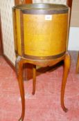 AN EDWARDIAN INLAID MAHOGANY PLANTER STAND having crossbanded panels and box wood stringing on