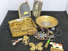 A small quantity of mixed jewellery & collectables