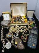 A quantity of dress & costume jewellery