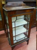 AN EARLY 20th CENTURY MAHOGANY SINGLE DOOR CHINA CABINET having a shaped railback and a nine pane