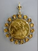 AN 1895 VICTORIA FULL GOLD SOVEREIGN in an eighteen carat gold scrolled mount, 10.8 grms total