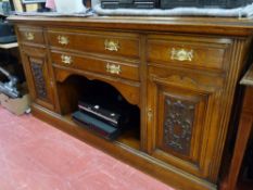 Good circa 1900 oak railback sideboard with dog kennel centre