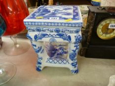 Reproduction Oriental porcelain plant stand