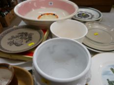 Parcel of mixed china and pottery