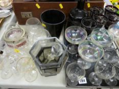 Parcel of mixed glassware including retro decanter and matching glasses and tray