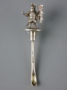 AN OPIUM OR SNUFF TAKER'S SILVER SPOON, surmounted with a mythical goat figure, hallmarked Chester