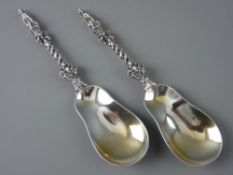 A PAIR OF APOSTLE SPOONS with large pear shaped bowls, London 1995, 4.7 troy ozs gross
