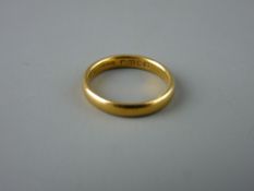 A TWENTY TWO CARAT GOLD WEDDING BAND, medium width, 3.8 grms