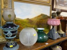 Parcel of oil lamps including a good etched glass shade