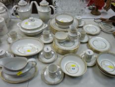 Very large quantity of Royal Doulton 'White Nile' tea and dinnerware