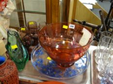 An art glass footed fruit bowl & sundry items of decorative glass