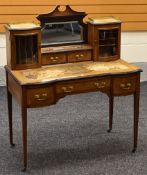 AN EDWARDIAN CROSSBANDED MAHOGANY LADY'S WRITING DESK having a centre mirrorback above two drawers