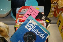 Good quantity of 45rpm vinyl records etc