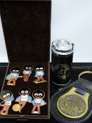 Coin holder, keyring and a set of six Robertson's Jam badges