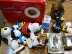 Small parcel of novelty items, Snoopy toys, Smurfs etc