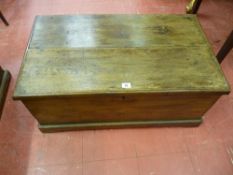 AN ANTIQUE OAK LIDDED BOX with interior candle tray and iron strap hinges, 34 cms high, 78.5 cms