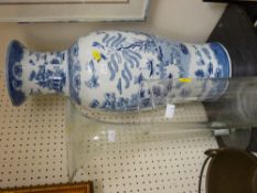 Two modern glass vases and a large Oriental export vase in Willow pattern decoration