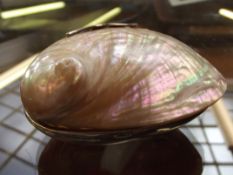 Trinket box in the form of an oyster, mother of pe